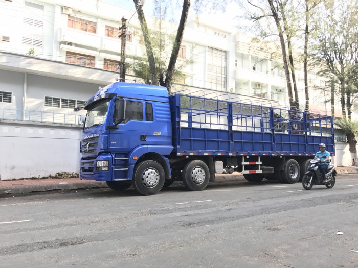 Xe tải thùng 4 chân shacman màu xanh , đỏ , trắng