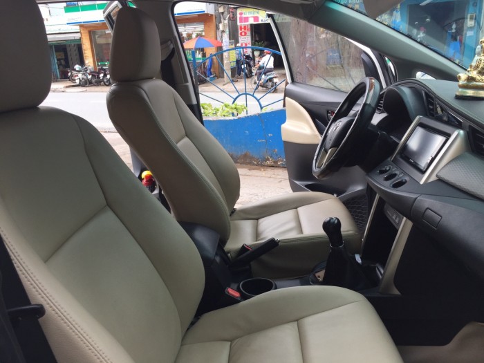 Cần bán chiếc Innova 2.0E 2017 số sàn màu trắng xe nhà sài rất kỹ zin đẹp 99%