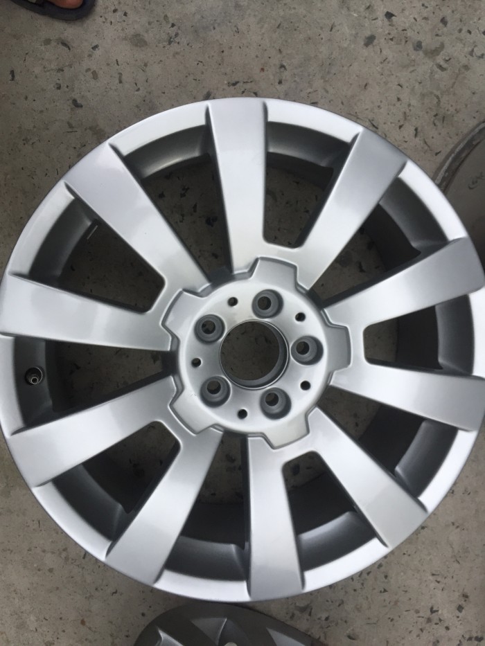 Nhà cần thanh lý bộ mâm bốn cái của xe Mer GLK 300 đời 2009