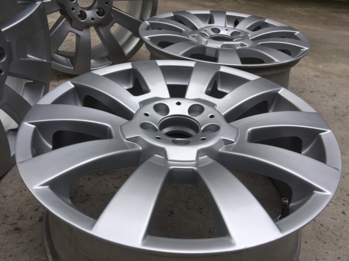 Nhà cần thanh lý bộ mâm bốn cái của xe Mer GLK 300 đời 2009