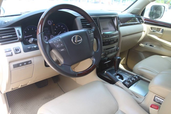 LEXUS 570 màu trắng, nội thất kem. Sản xuất 2010, đăng ký lần đầu biển Hà Nội siêu Vip ( Biển tứ quý )