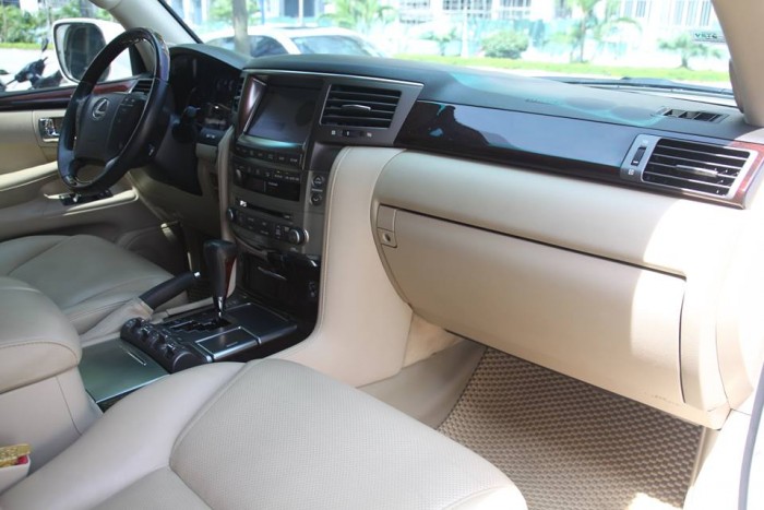 LEXUS 570 màu trắng, nội thất kem. Sản xuất 2010, đăng ký lần đầu biển Hà Nội siêu Vip ( Biển tứ quý )