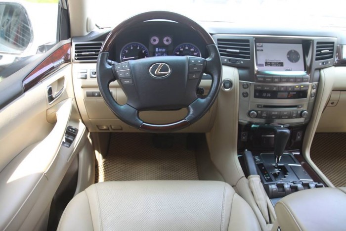 LEXUS 570 màu trắng, nội thất kem. Sản xuất 2010, đăng ký lần đầu biển Hà Nội siêu Vip ( Biển tứ quý )