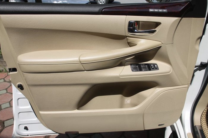 LEXUS 570 màu trắng, nội thất kem. Sản xuất 2010, đăng ký lần đầu biển Hà Nội siêu Vip ( Biển tứ quý )