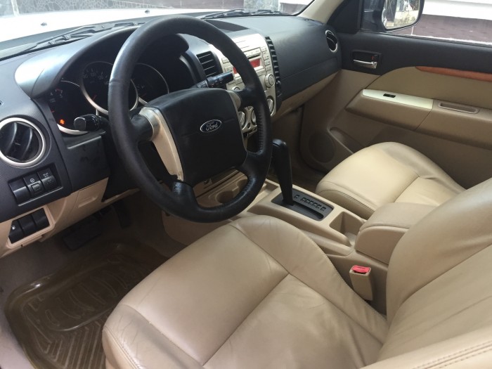 Ford Everest 2011 chạy dầu số tự động màu bạc long lanh