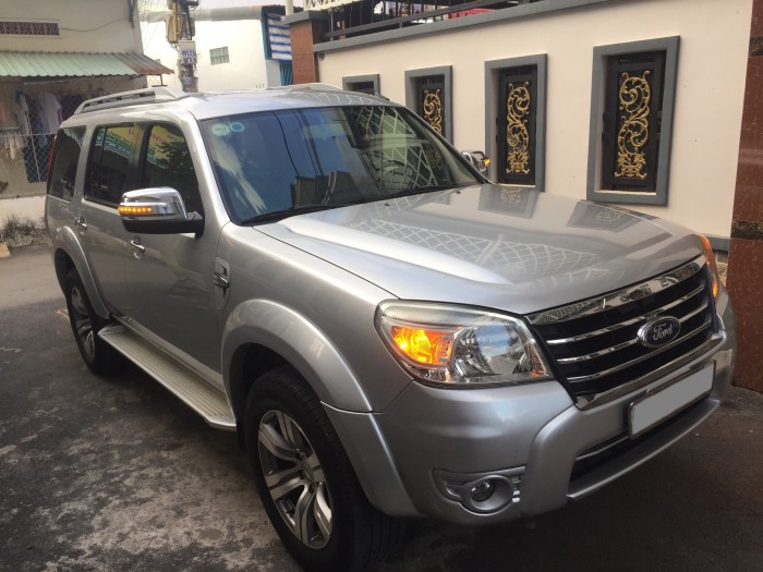 Ford Everest 2011 chạy dầu số tự động màu bạc long lanh