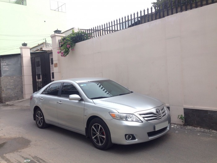 Cần bán gấp xe Toyota Camry 2.4LE 2008 lăn bánh 2010 nhập khẩu Mỹ