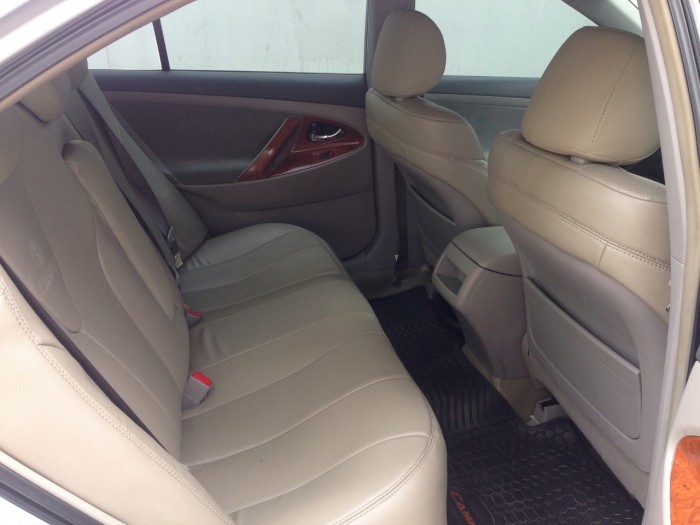 Cần bán gấp xe Toyota Camry 2.4LE 2008 lăn bánh 2010 nhập khẩu Mỹ
