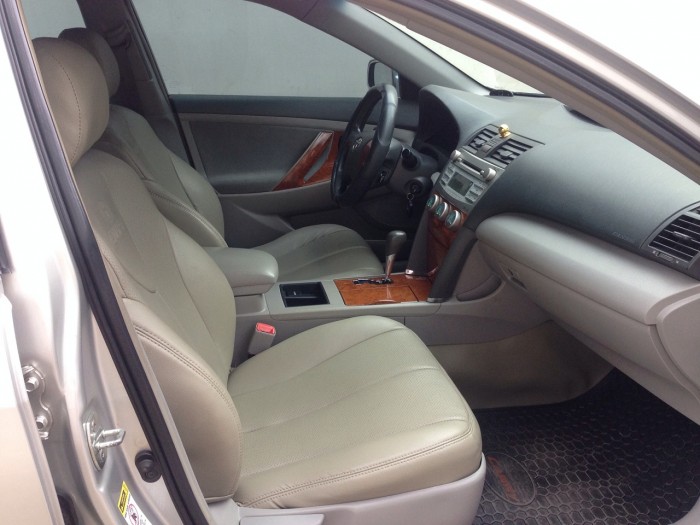 Cần bán gấp xe Toyota Camry 2.4LE 2008 lăn bánh 2010 nhập khẩu Mỹ
