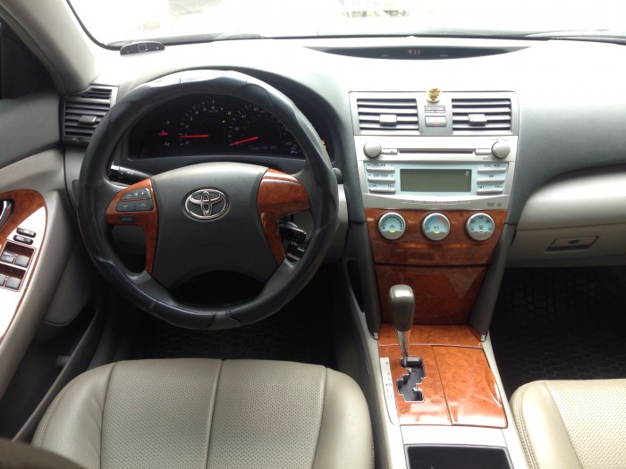 Cần bán gấp xe Toyota Camry 2.4LE 2008 lăn bánh 2010 nhập khẩu Mỹ