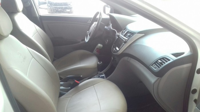 Bán Hyundai Accent Hatchback 1.4AT 2013 màu trắng bs tp đẹp mê ly