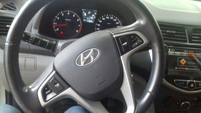 Bán Hyundai Accent Hatchback 1.4AT 2013 màu trắng bs tp đẹp mê ly
