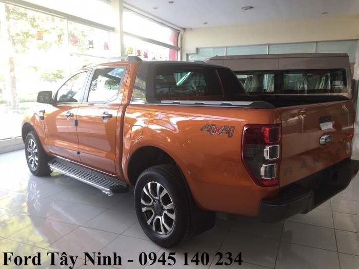 Ford Ranger, bán xe bán tải Ranger, tặng nắp thùng, lót thùng, phim