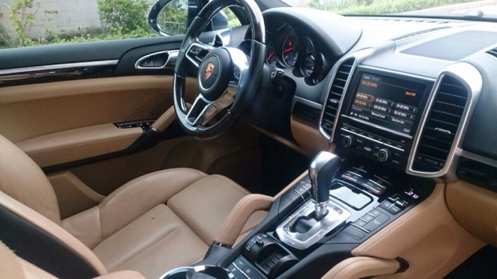 Định cư Mỹ cần bán Porsche Cayenne 2015 màu đen xe như mới.