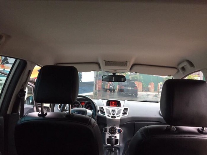 Ford Fiesta S 2011 hatchback màu trắng