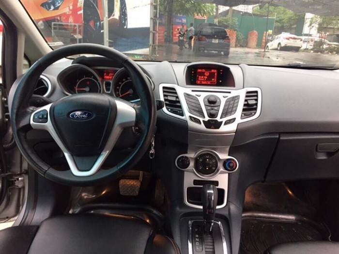 Ford Fiesta S 2011 hatchback màu trắng