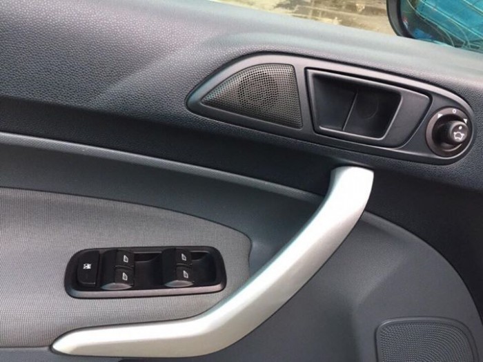 Ford Fiesta S 2011 hatchback màu trắng