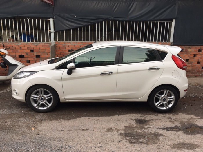 Ford Fiesta S 2011 hatchback màu trắng