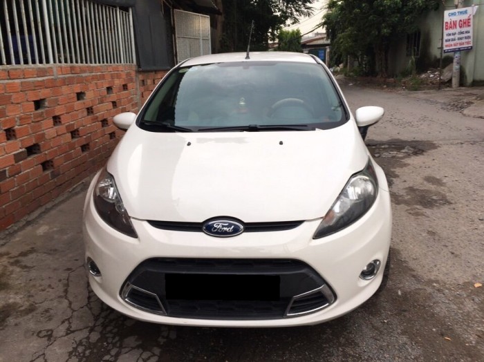 Ford Fiesta S 2011 hatchback màu trắng