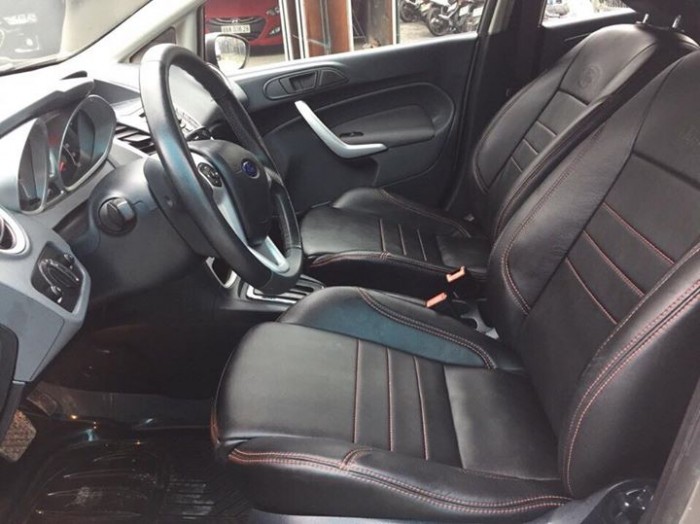 Ford Fiesta S 2011 hatchback màu trắng