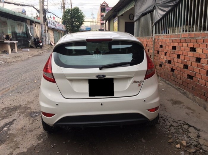 Ford Fiesta S 2011 hatchback màu trắng
