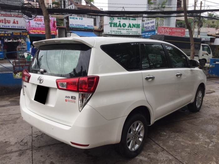 Toyota Innova 2.0E mt 2017 màu trắng