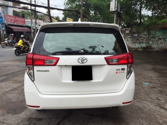 Toyota Innova 2.0E mt 2017 màu trắng