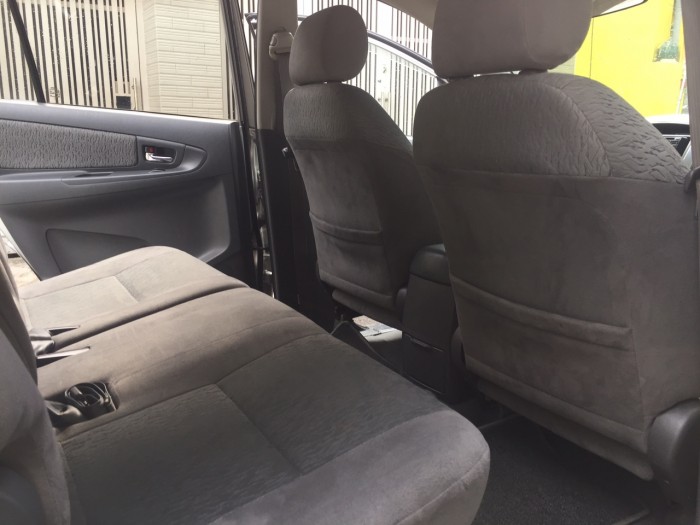 Bán nhanh Toyota Innova mt màu bạc 2014