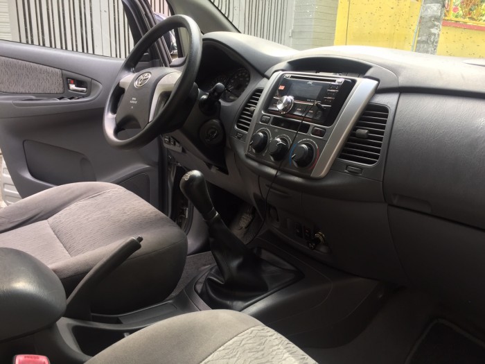 Bán nhanh Toyota Innova mt màu bạc 2014