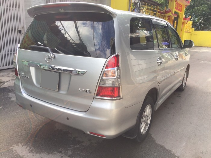 Bán nhanh Toyota Innova mt màu bạc 2014
