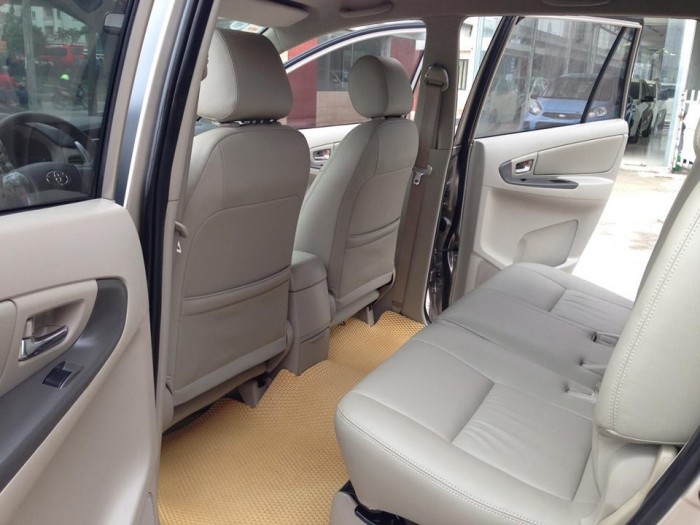 Có nhu cầu đổi xe cần bán Toyota Innova 2.0V 2014 at màu vàng xám
