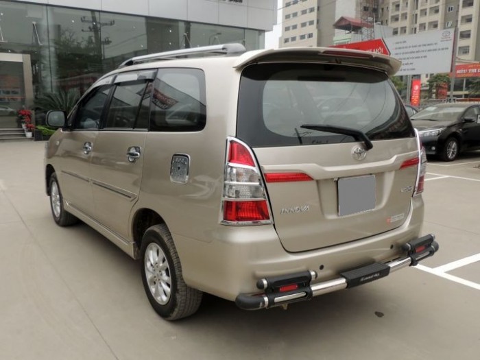 Có nhu cầu đổi xe cần bán Toyota Innova 2.0V 2014 at màu vàng xám