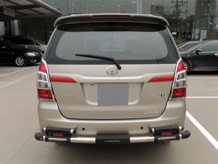 Có nhu cầu đổi xe cần bán Toyota Innova 2.0V 2014 at màu vàng xám