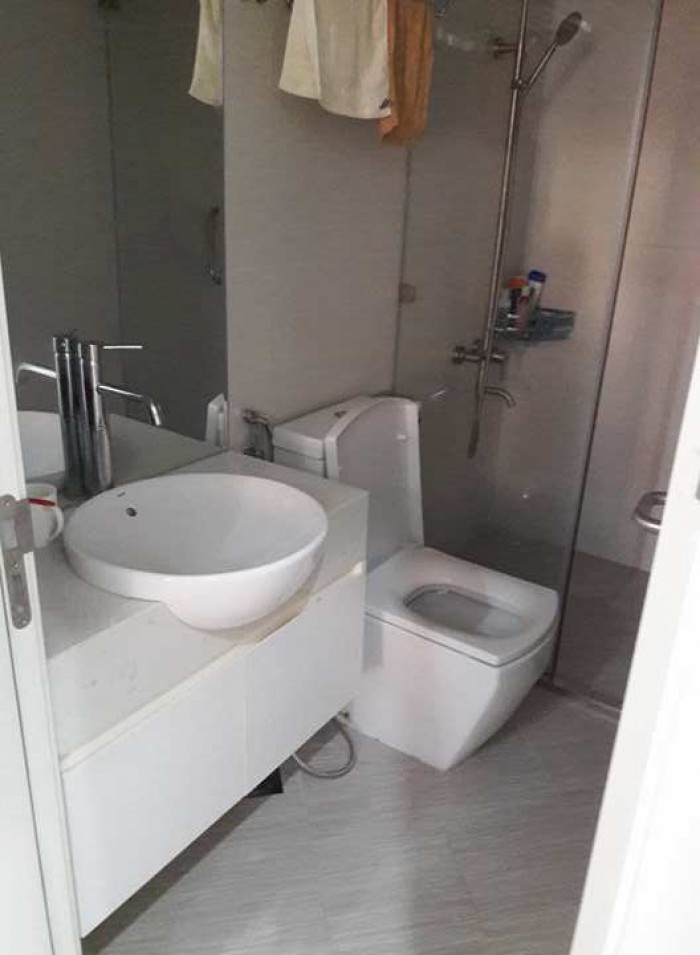 Bán gấp căn 63m2 ( 2PN và 2WC) KĐT Nghĩa Đô Hoàng Quốc Việt- Có nội thất