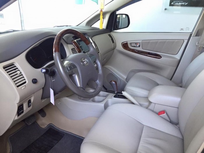 Toyota Innova 2.0V at 2013 màu bạc