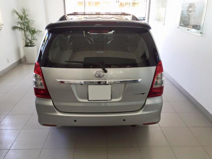 Toyota Innova 2.0V at 2013 màu bạc
