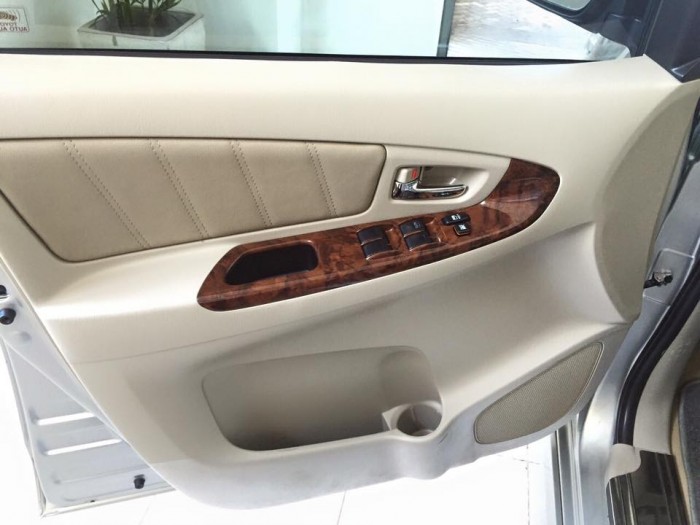 Toyota Innova 2.0V at 2013 màu bạc