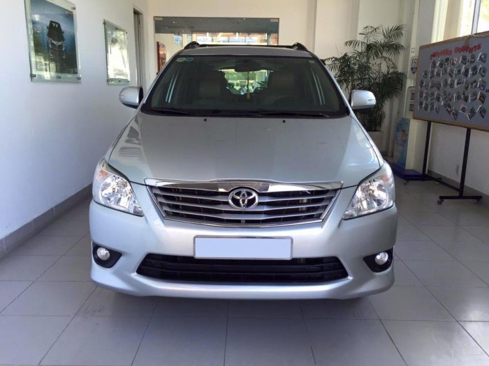 Toyota Innova 2.0V at 2013 màu bạc