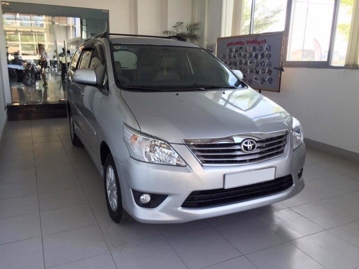 Toyota Innova 2.0V at 2013 màu bạc