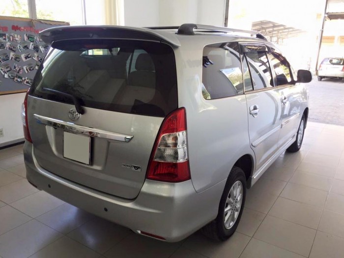 Toyota Innova 2.0V at 2013 màu bạc