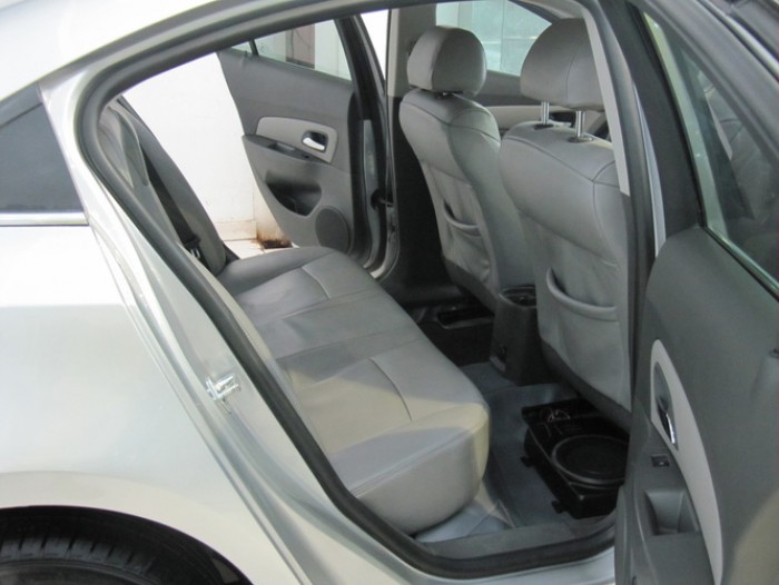Bán nhanh Chevrolet Cruze 2011 mt màu bạc