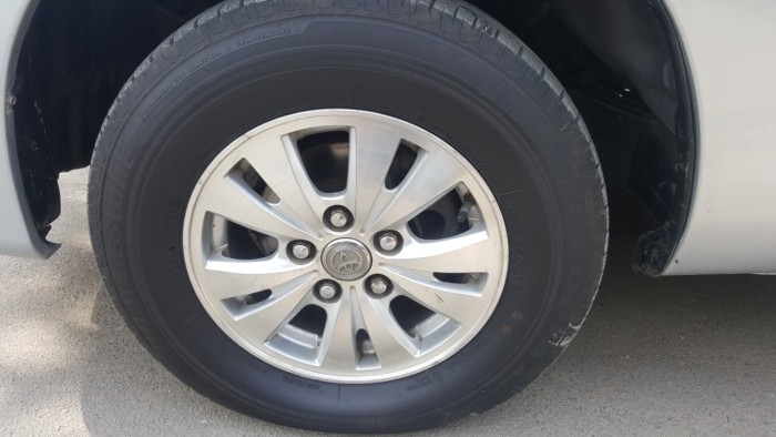 Nhà cần bán Toyota Innova 2008 mt màu bạc đẹp như mới