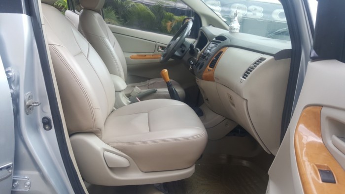 Nhà cần bán Toyota Innova 2008 mt màu bạc đẹp như mới