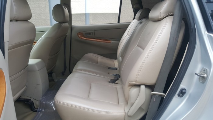 Nhà cần bán Toyota Innova 2008 mt màu bạc đẹp như mới