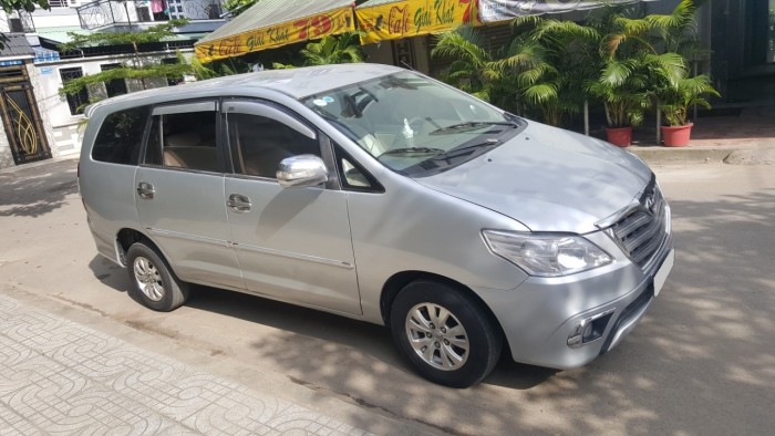 Nhà cần bán Toyota Innova 2008 mt màu bạc đẹp như mới