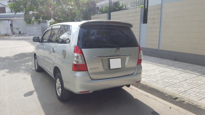 Nhà cần bán Toyota Innova 2008 mt màu bạc đẹp như mới