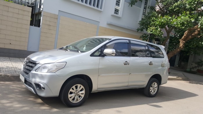 Nhà cần bán Toyota Innova 2008 mt màu bạc đẹp như mới