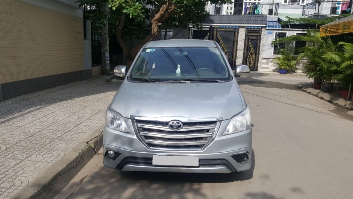 Nhà cần bán Toyota Innova 2008 mt màu bạc đẹp như mới