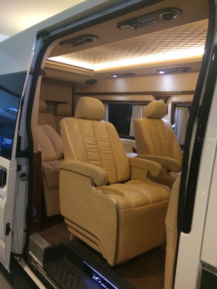 Ford Transit Limousine 10 Chổ