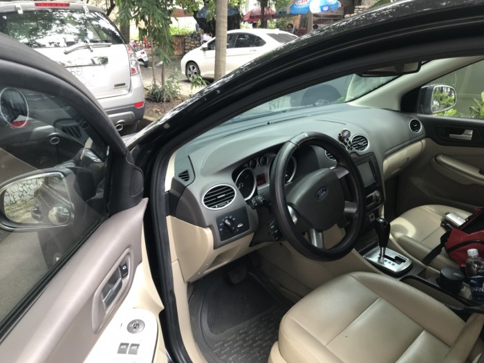 Nhà cần bán Ford Focus AT 2012 màu đen 2.0